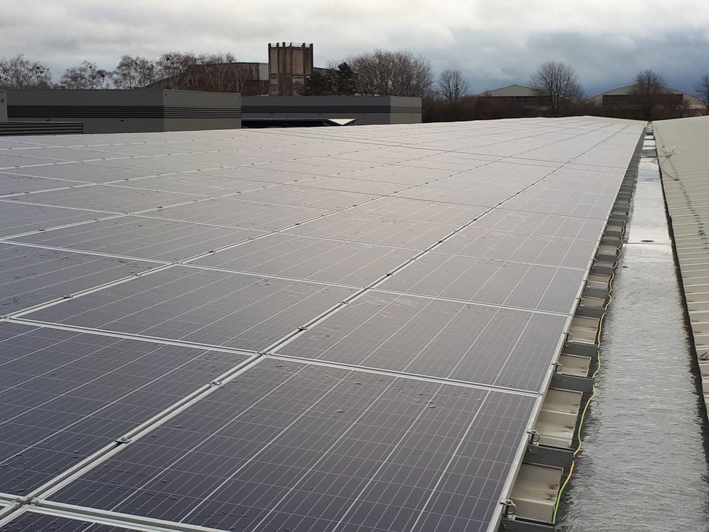 Une-centrale-solaire-photovoltaïque-en-toiture-à-Montereau-sur-le-Jard-WEB.jpg