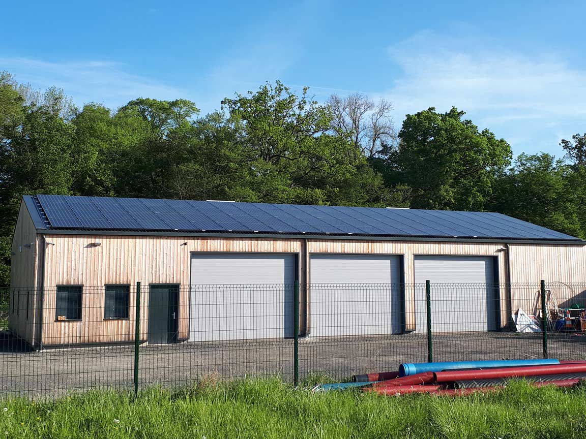 centrale-solaire-photovoltaïque-en-toiture-à-Féricy-WEB.jpg