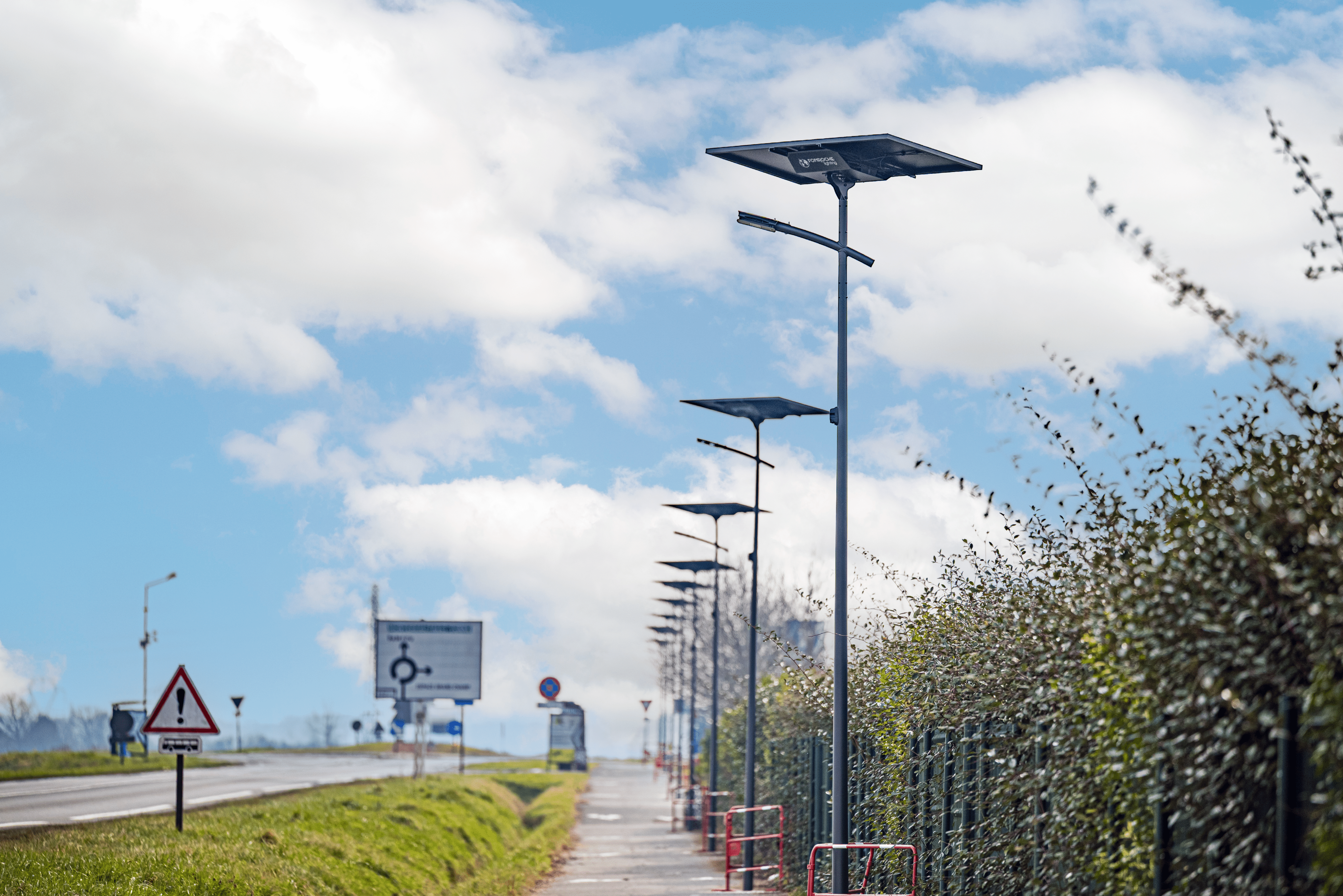 Route départementale avec 24 mâts solaire sur la commune du Châtelet-en-Brie